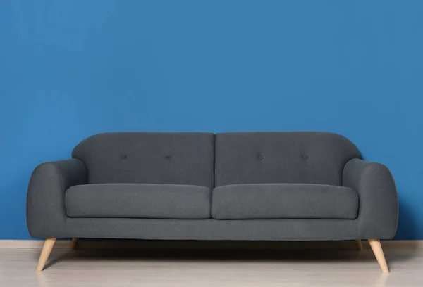 Stilvolles Graues Sofa Der Nähe Der Blauen Wand Zimmer Innenarchitektur — Stockfoto