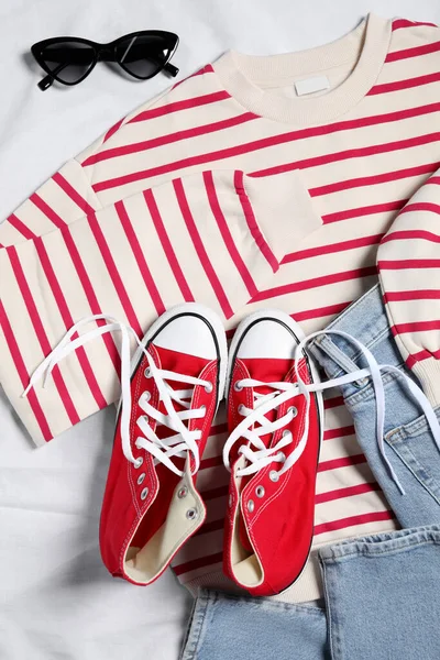 Een Paar Stijlvolle Rode Schoenen Kleding Zonnebrillen Witte Stof Plat — Stockfoto