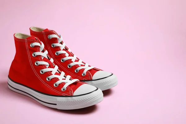 Pembe Arka Planda Bir Çift Yeni Şık Kırmızı Spor Ayakkabı — Stok fotoğraf
