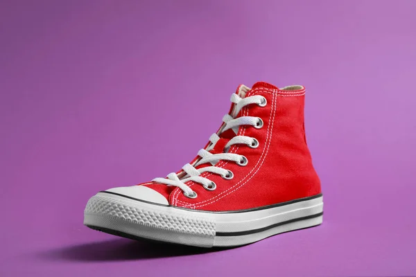 Mor Arka Planda Yeni Bir Şık Kırmızı Spor Ayakkabı — Stok fotoğraf
