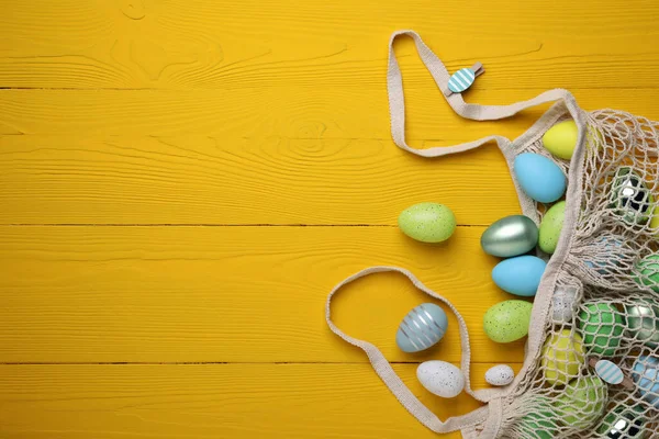 Molte Uova Pasqua Splendidamente Decorate Tavolo Legno Giallo Posa Piatta — Foto Stock