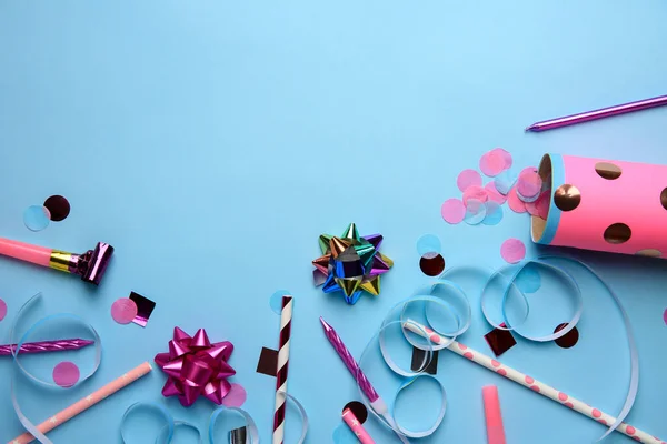 Olla Fiesta Con Confeti Ventilador Decoración Festiva Sobre Fondo Azul — Foto de Stock