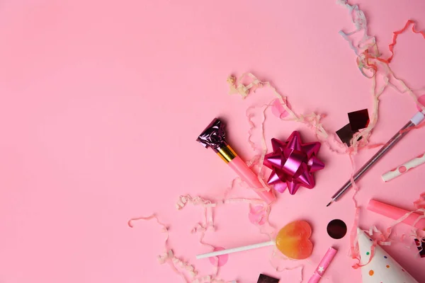 Blower Κόμμα Γλειφιτζούρι Και Εορταστική Διακόσμηση Ροζ Φόντο Επίπεδη Lay — Φωτογραφία Αρχείου
