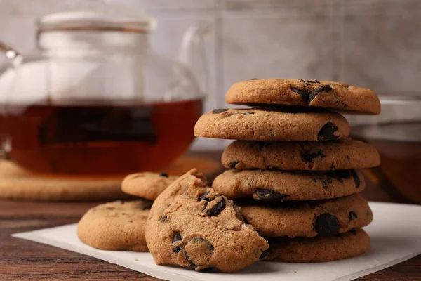 Stack Delicious Chocolate Chip Cookies Tea Wooden Table Closeup Space — Stock Photo, Image