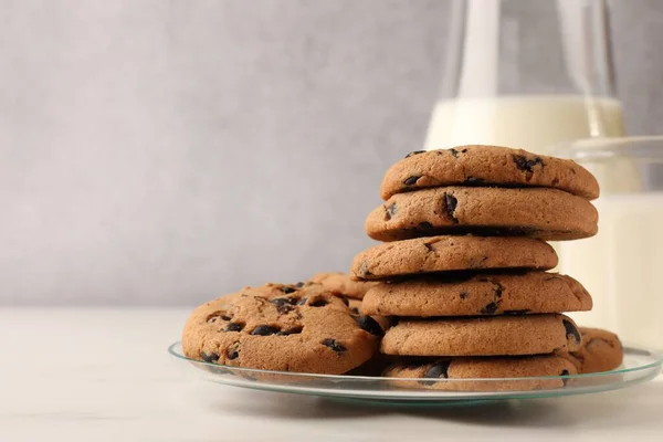 Delicious Chocolate Chip Cookies Milk White Marble Table Space Text — Stock Photo, Image