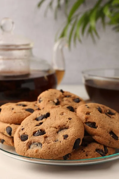 Köstliche Schokoladenkekse Und Tee Auf Weißem Marmortisch — Stockfoto