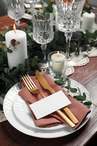 Configuração Mesa Luxo Com Bela Decoração Cartão Branco Jantar Festivo — Fotografia de Stock