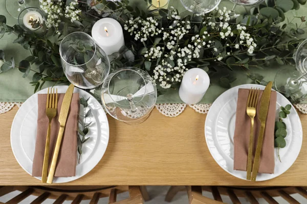 节日晚餐的餐桌布置时尚典雅 平铺整齐 — 图库照片