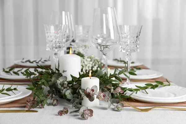 Stilvoll Elegante Tischdekoration Für Festliches Abendessen Drinnen — Stockfoto
