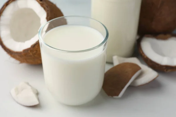 Склянка Смачного Веганського Молока Кокосів Білому Столі Крупним Планом — стокове фото
