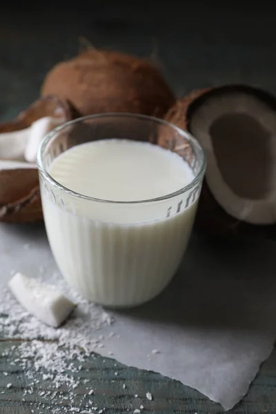 Склянка Смачного Кокосового Молока Пластівці Горіхи Дерев Яному Столі — стокове фото