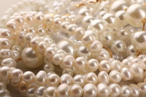 Elegantes Collares Perlas Como Fondo Vista Cerca — Foto de Stock