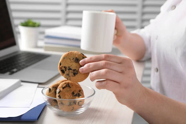 Office Worker Cup Drink Taking Chocolate Chip Cookie Bowl Workplace — Stock Photo, Image