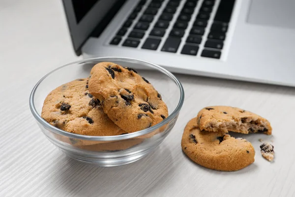 Chocolate Chip Cookies Laptop White Wooden Table Closeup — Stock Photo, Image