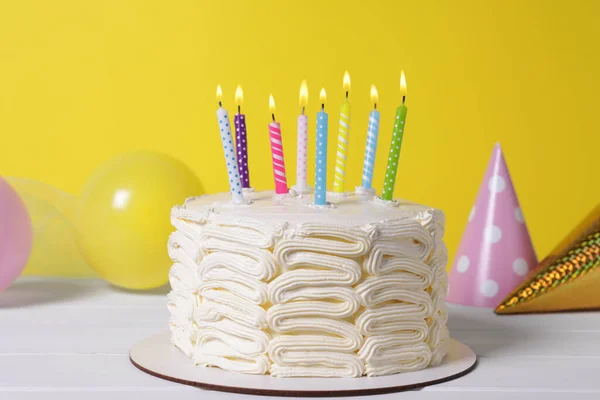 촛불을 잔치를 벌이는 맛있는 케이크 — 스톡 사진