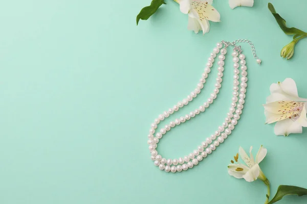 Élégant Collier Perles Belles Fleurs Sur Fond Turquoise Plat Espace — Photo