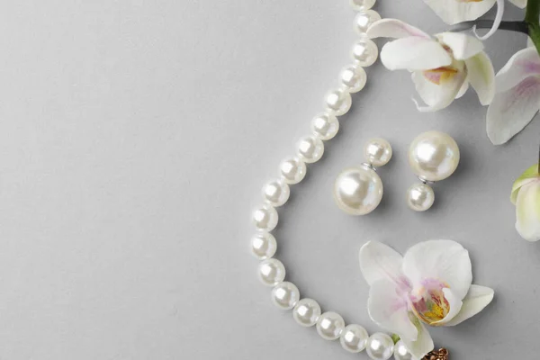 Elegantes Pendientes Perlas Brazalete Flores Orquídea Sobre Fondo Blanco Planas —  Fotos de Stock