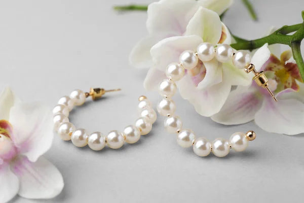 Eleganti Orecchini Perle Fiori Orchidea Sfondo Bianco Primo Piano — Foto Stock