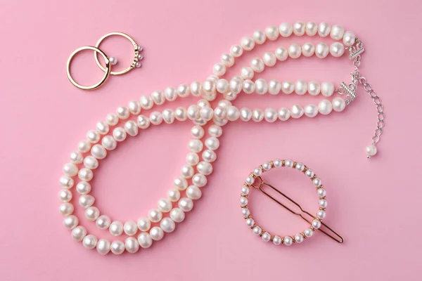 ピンクの背景にエレガントな真珠のジュエリー フラットレイ — ストック写真