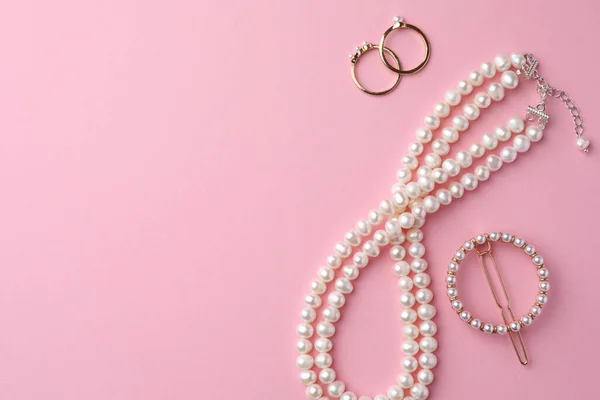 Elegante Joyería Perlas Sobre Fondo Rosa Planas Espacio Para Texto —  Fotos de Stock