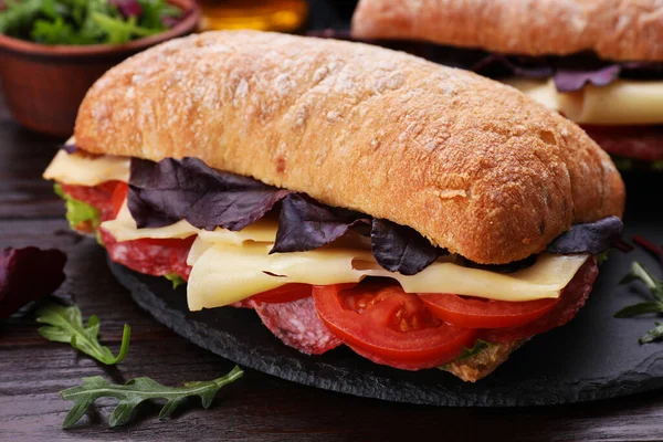 Heerlijke Sandwich Met Kaas Salami Tomaat Houten Tafel Close — Stockfoto
