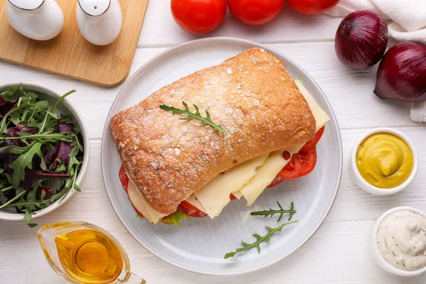 Heerlijk Broodje Met Lekkere Vulling Ingrediënten Witte Houten Tafel Plat — Stockfoto