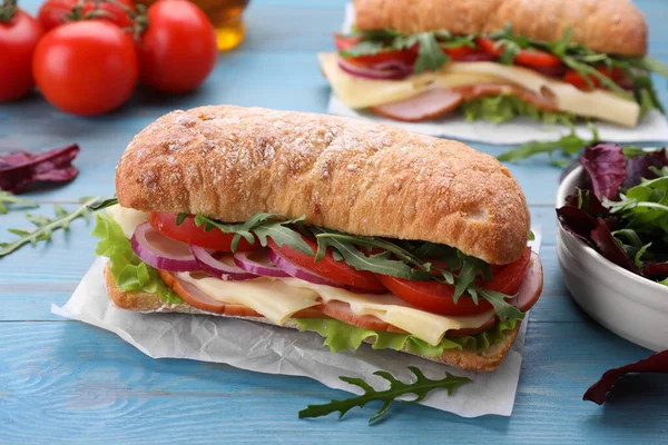 Heerlijke Sandwich Met Verse Groenten Kaas Arugula Lichtblauwe Houten Tafel — Stockfoto