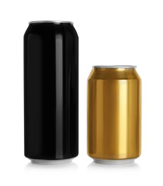 Beyaz arka planda içkileri olan alüminyum kutular.