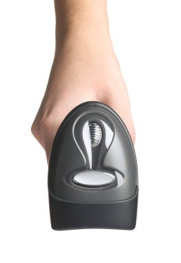 Beyaz arkaplanda barkod tarayıcısı tutan kadın, yakın plan