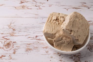 Beyaz ahşap masa üzerinde sıkıştırılmış maya, metin için boşluk