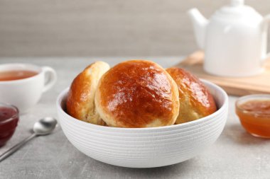 Gri mermer masada sodanın üzerinde hazır lezzetli çörekler, yakın plan.