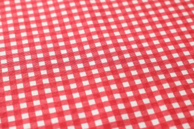 Arkaplan olarak kırmızı karalanmış masa örtüsü, yakın plan görünümü