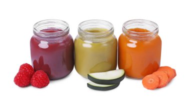 Kavanozlar dolusu sağlıklı besin ve malzemeler beyaza izole edilmiş.