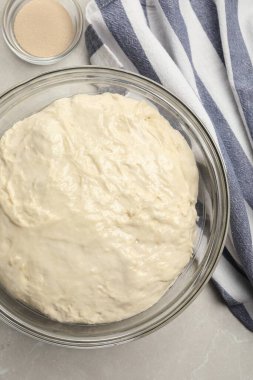 Kek ve kuru maya için taze hamur mermer masada, düz yatıyordu.