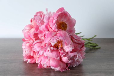 Tahta masanın üzerinde bir demet güzel pembe şakayık