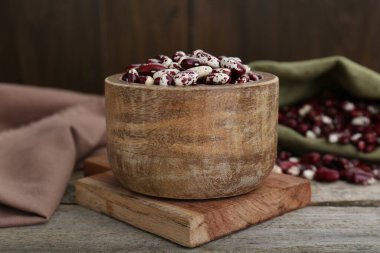 Kuru fasulyeli kase eski ahşap masada, yakın plan.