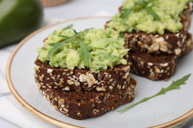 Guacamole ve roka soslu lezzetli sandviçler, yakın plan.
