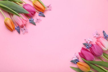 Pembe arka planda güzel, farklı çiçekler, düz uzanmış. Metin için boşluk