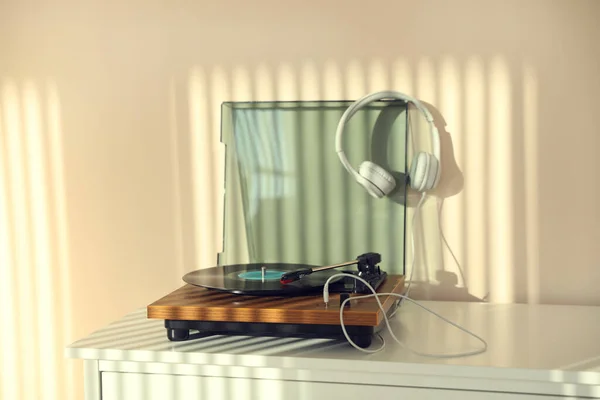 Stylowy Gramofon Płytą Winylową Słuchawkami Białej Komodzie Domu — Zdjęcie stockowe