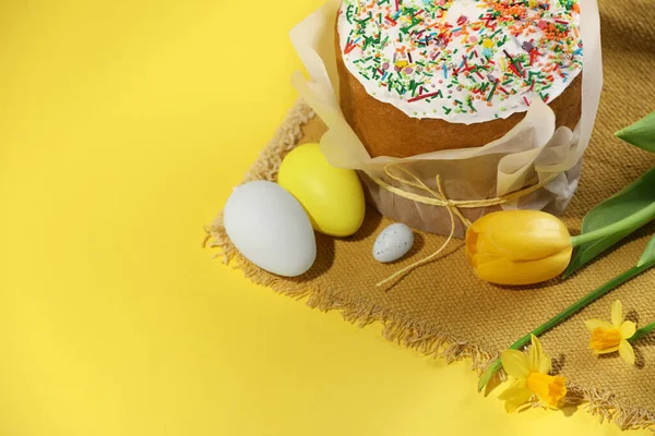Традиционный Пасхальный Торт Брызгами Украшенными Яйцами Цветами Желтом Фоне Пространство — стоковое фото