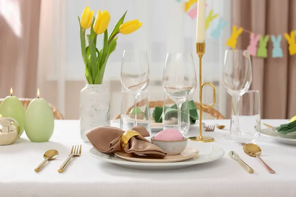 Festive Easter Table Setting Painted Eggs Burning Candles Yellow Tulips — Stockfoto