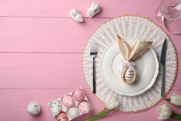 Boyanmış Yumurta Tabak Laleler Düz Bir Masa Yazı Için Yer — Stok fotoğraf