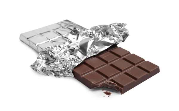 Harapott Tejcsokoládé Fóliába Csomagolva Fehér Alapon Izolálva — Stock Fotó