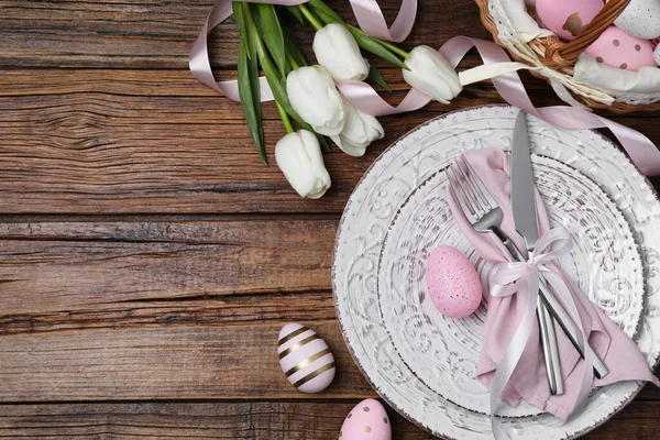 Feestelijke Tafelopstelling Met Beschilderde Eieren Tulpen Vlak Gelegd Met Ruimte — Stockfoto