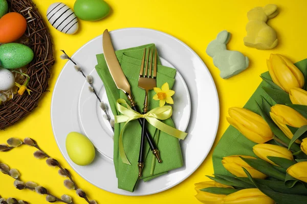 Festive Table Setting Painted Eggs Tulips Yellow Background Flat Lay — Foto Stock