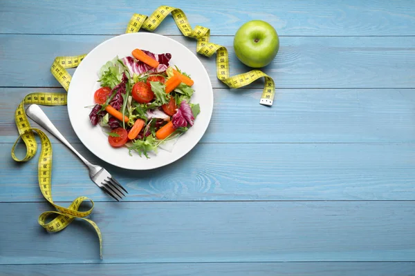 新鮮な野菜サラダ リンゴのプレートと薄緑色の木製のテーブルの上にテープを測定し テキストのためのスペースとフラットレイアウト 健康的な食事のコンセプト — ストック写真