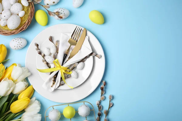 Laleli Şenlik Masası Açık Mavi Arkaplan Üzerine Boyanmış Yumurtalar Metin — Stok fotoğraf