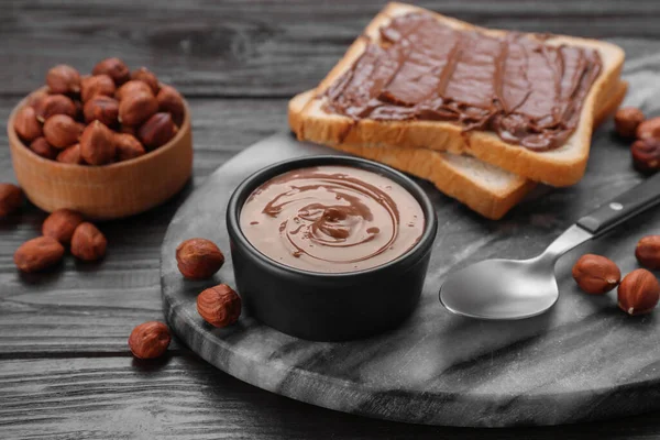 Mísa Čokoládovou Pomazánkou Chutným Toastem Ořechy Dřevěném Stole — Stock fotografie