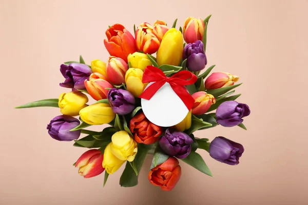 Bouquet Bellissimi Tulipani Colorati Con Carta Bianca Sfondo Beige Vista — Foto Stock