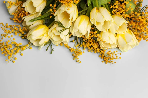 Букет Красивими Тюльпанами Квітами Мімози Світло Сірому Фоні Простір Тексту — стокове фото